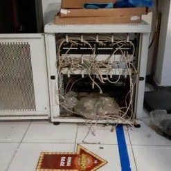 Vendora RACK( υποδοχές (ράφια) πάνω στα οποία βιδώνει ο ηλεκτρονικός εξοπλισμός που θέλουμε να προστατεύσουμε)